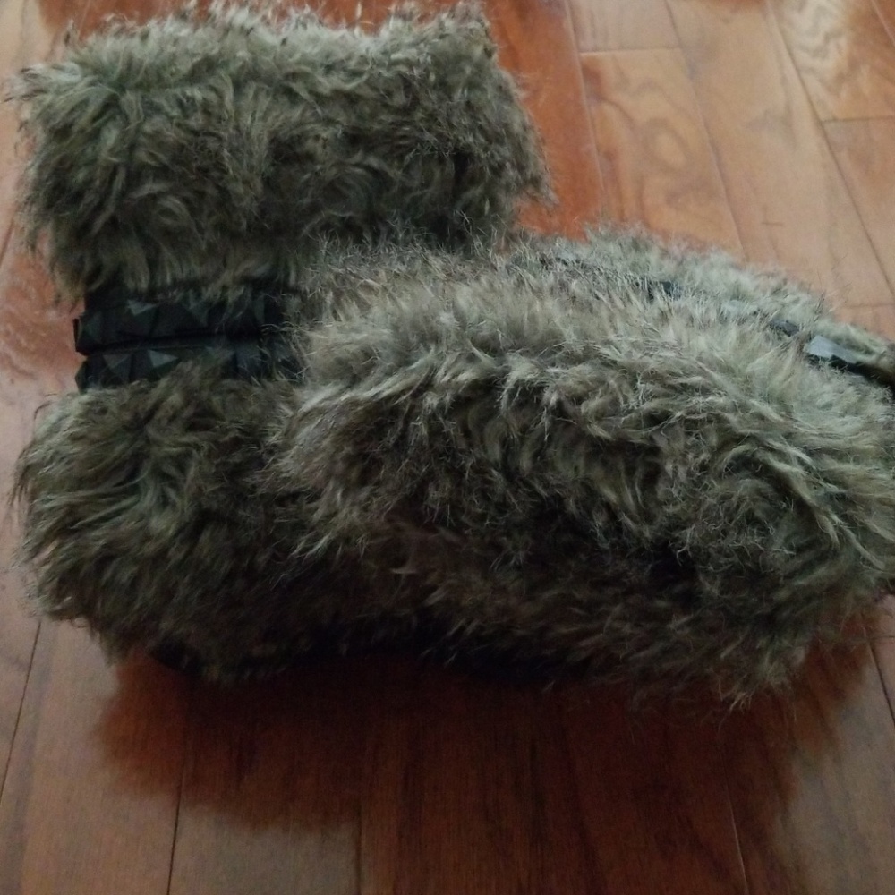 Shoes - Picture 2 of 3